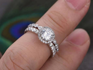 round-cut-halo-moissanite-bridal-ring-set