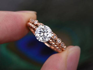 round-solitaire-twisted-pave-moissanite-bridal-ring-set