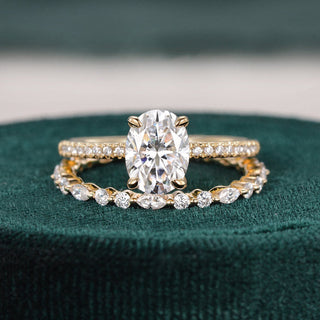 oval-cut-solitaire-moissanite-bridal-ring-set-1