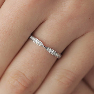 round-shaped-moissanite-channel-setting-wedding-band