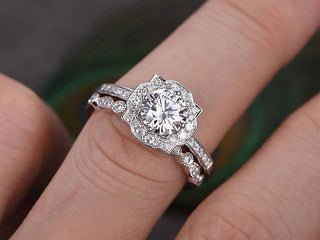 round-vintage-style-moissanite-bridal-ring-set