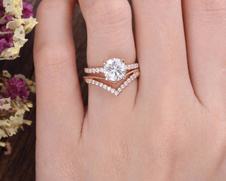 round-cut-solitaire-pave-moissanite-bridal-ring-set