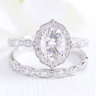 Oval Vintage Floral Bridal Set With Scalloped Moissanite Band